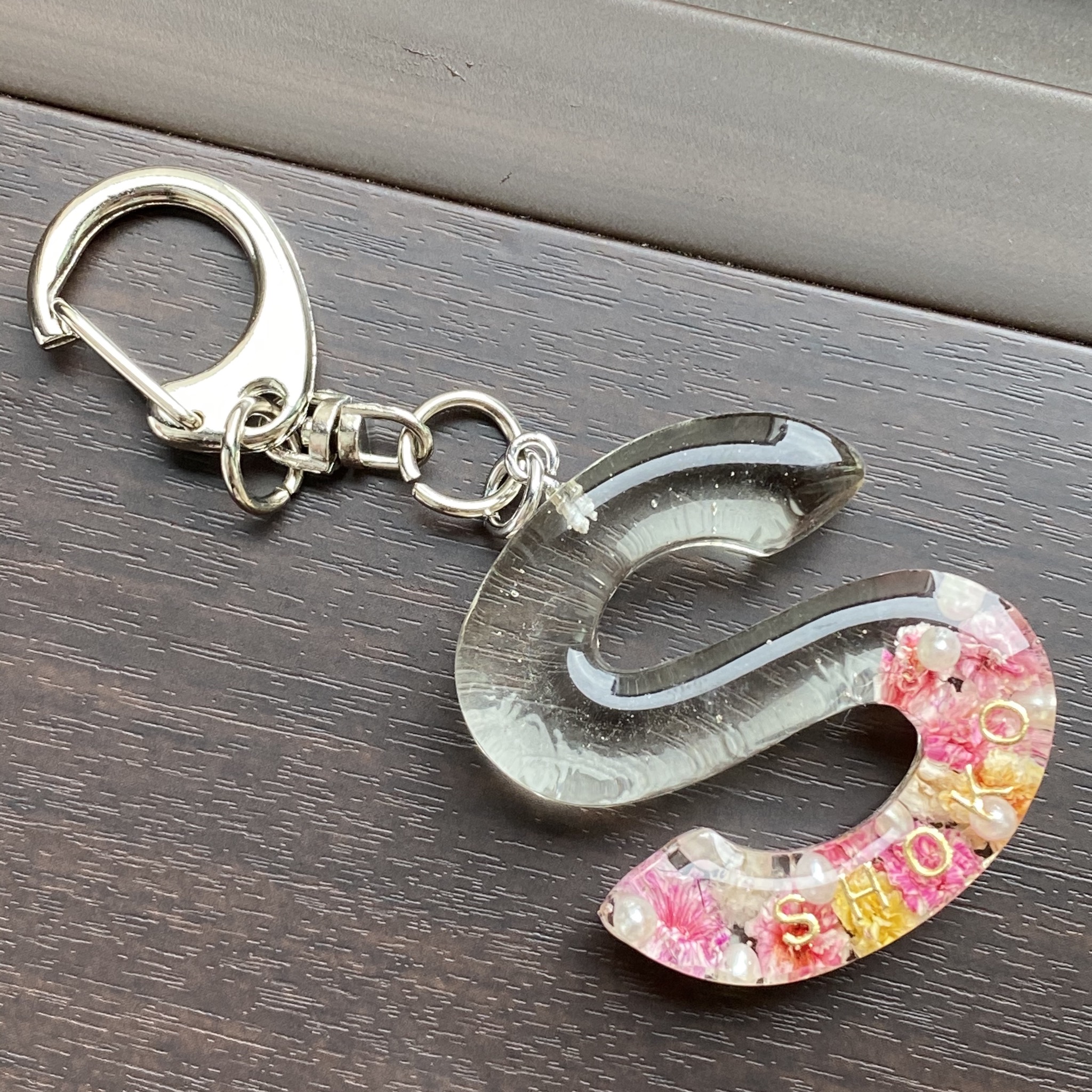 ハンドメイド　イニシャルキーホルダー　レジン